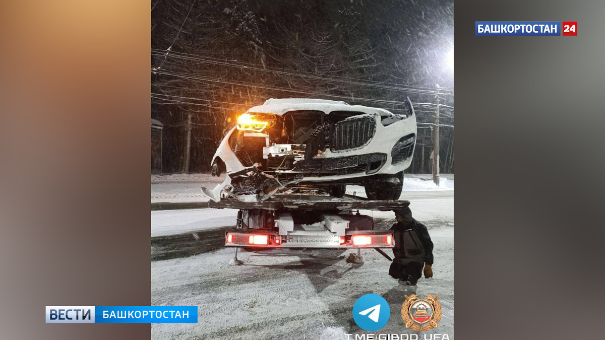    В Уфе иномарка снесла остановку общественного транспорта
