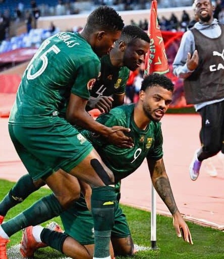 Лайл Фостер (справа) празднует мяч в ворота Зимбабве 