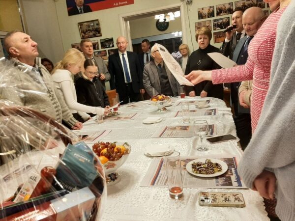 Собравшиеся поют гимн Союза. Это стало традицией в предпринимательском объединении. «А если день твой не сложился, больших забот не страшен груз…»