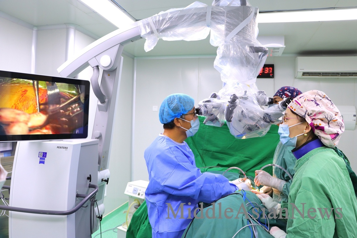 Национальный травматологический центр приобрел спинальный эндоскоп CON MED 4K UHD в 2023 году и микроскоп Carl Zeiss Pentero 800 в 2025 году.