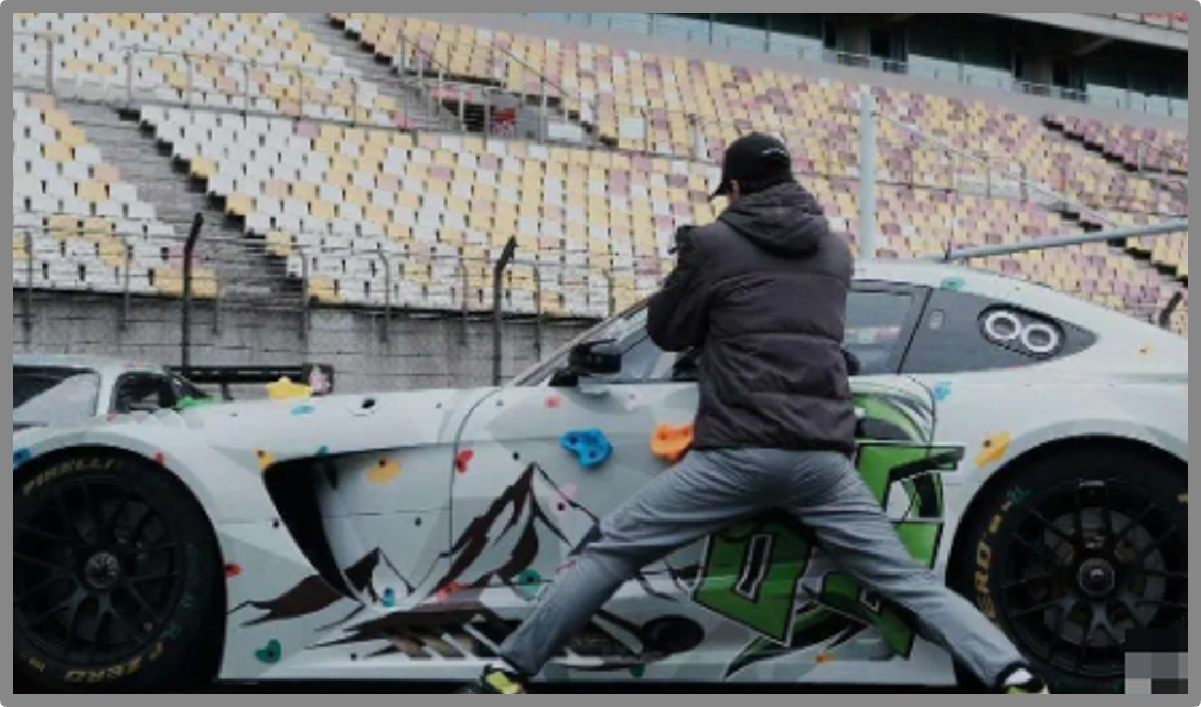 Актер Ван Ибо и его новый мерседесс.