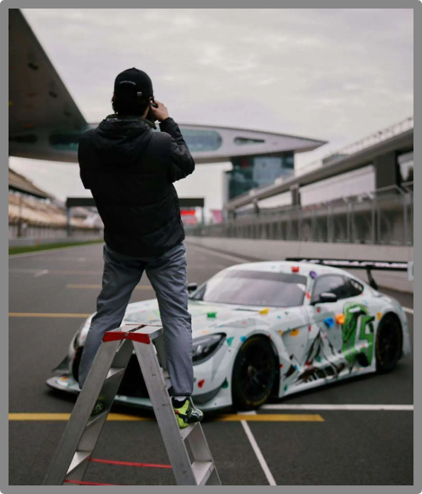 Ван Ибо и новый гоночный автомобиль.