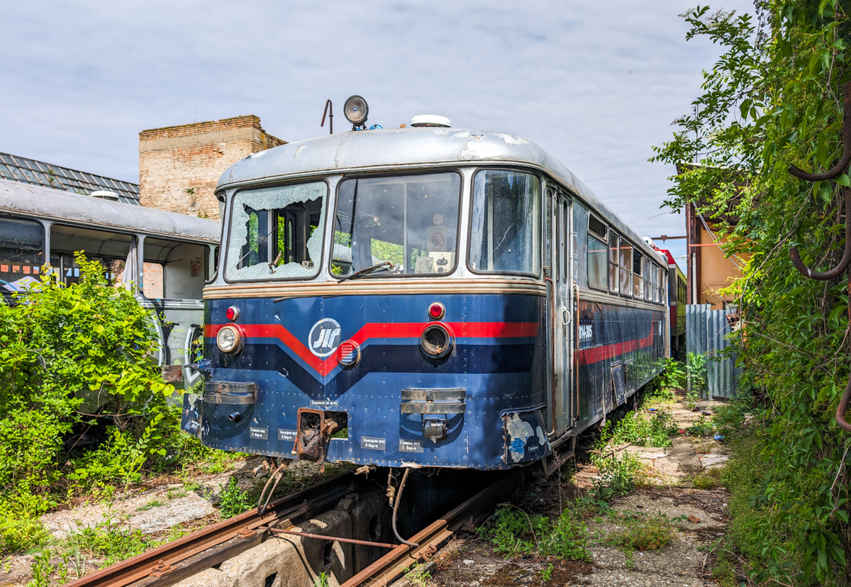 Списанная автомотриса в депо Зренянин, 10.05.2024 года, источник https://railgallery.ru/photo/245143, фото NEVAGABOND 