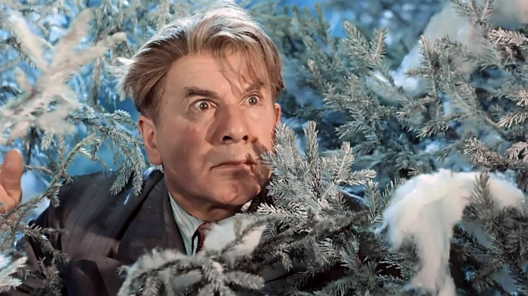 Команда молодых работников клуба готовится к встрече Нового года. Они задумывают провести интересный и весёлый праздник, но, на беду ребят, их берётся контролировать директор клуба Огурцов — бюрократ, буквоед и чинуша. Кадр из фильма