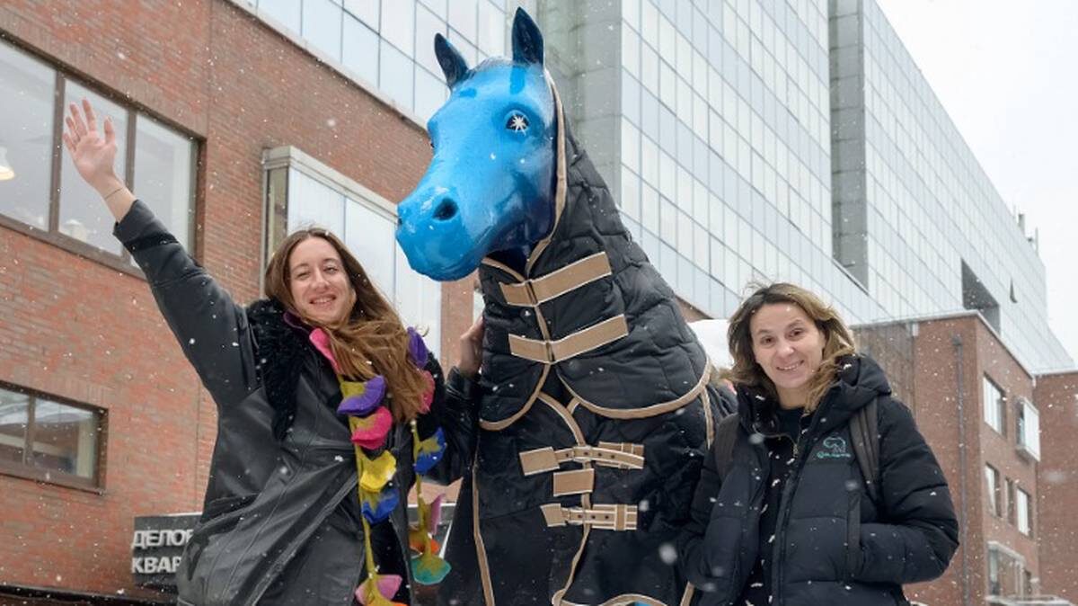    Художницы, расписавшие лошадь «Вечерняя Москва», Анна Елисеева и Надежда Вараксина / Фото: Дмитрий Дубинский / Вечерняя Москва