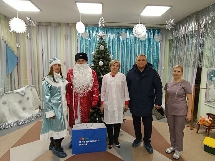     Подарки и внимание от сотрудников МВД: акция «Полицейский Дед Мороз» в Амурской области. фото: полиция амурской области