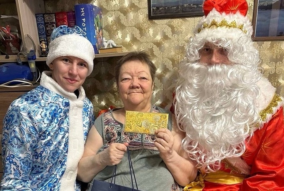    Елене Багаевой и ее внуку передали поздравления сотрудники ведомства. Фото: ГУФСИН Свердловской области