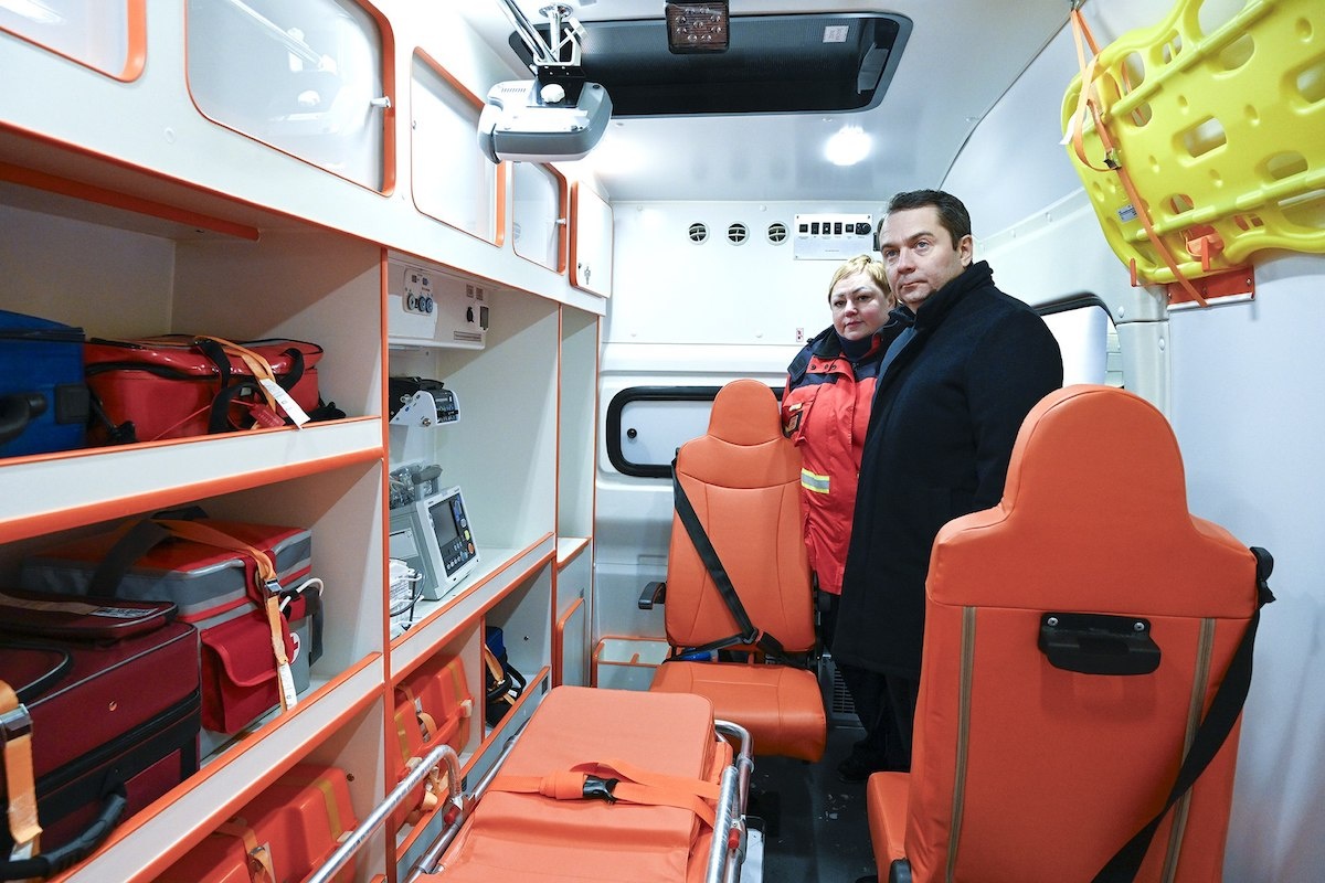 Андрей Чибис передаёт автомобили скорой помощи медикам области. Фото: пресс-служба правительства региона / gov-murman.ru