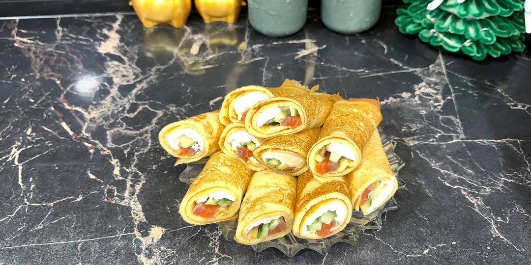 Блинчики на кефире с начинкой из творожного сыра и красной рыбы