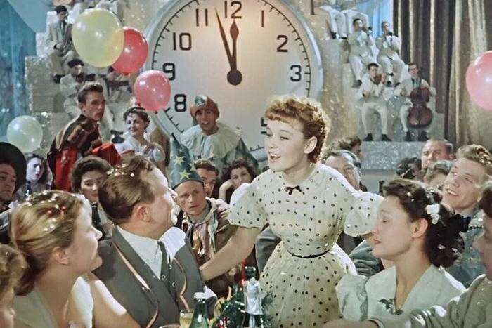 Новогодний хит, актуальный и в 2026-м, подарила нам Людмила Гурченко. Фото © «Карнавальная ночь», режиссёр Эльдар Рязанов, сценаристы Борис Ласкин, Владимир Поляков / Kinopoiskatomic:embed 1
