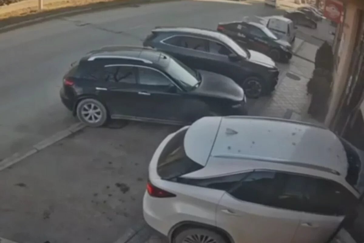    Девушка на Lexus перепутала тормоз с газом и въехала в кафе в Каспийске