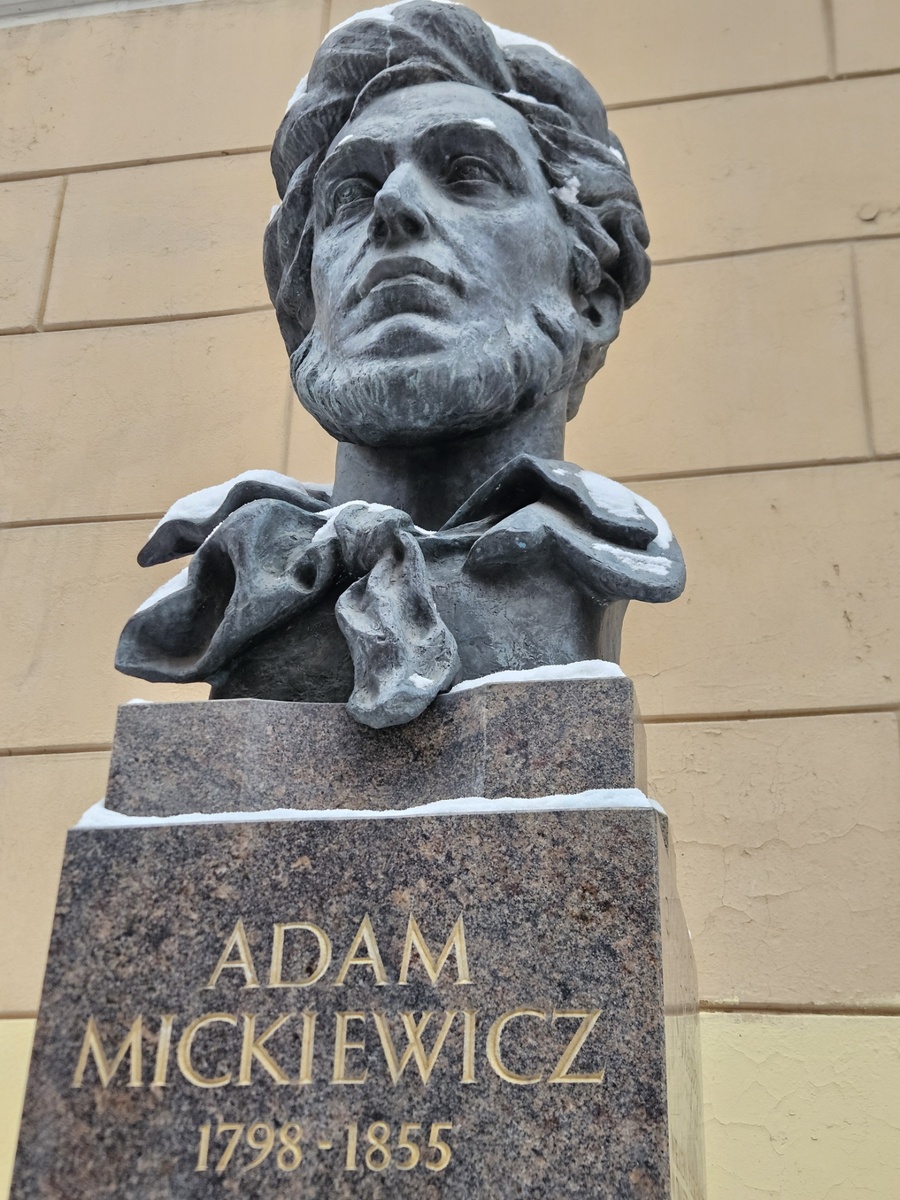 Памятник Адаму Мицкевичу в Графском переулке, Санкт-Петербург.
