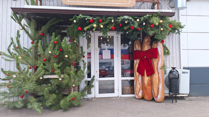    За густым лесом и елочными ветками не сразу и узнаешь пекарню на торговой площади на пер. Карьерном Редакция газеты "Наш край"