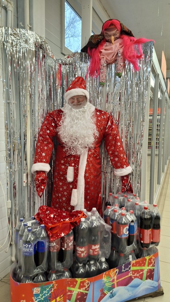     Дед Мороз с Бабой Ягой встречают покупателей в магазине на ул. Седова. Редакция газеты "Наш край"