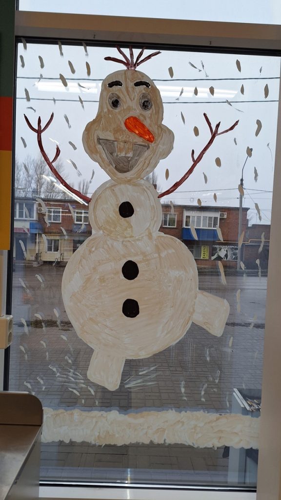     Этот веселый снеговик встречает покупателей у одного из «Магнитов» города. Редакция газеты "Наш край"