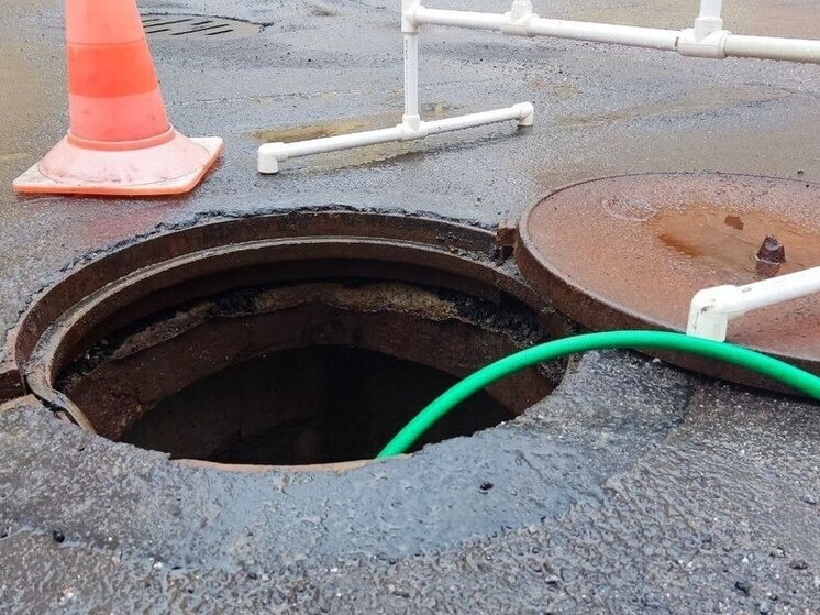     Работы по замене дефектного участка всё ещё ведутся. Фото: архив МК в Питере