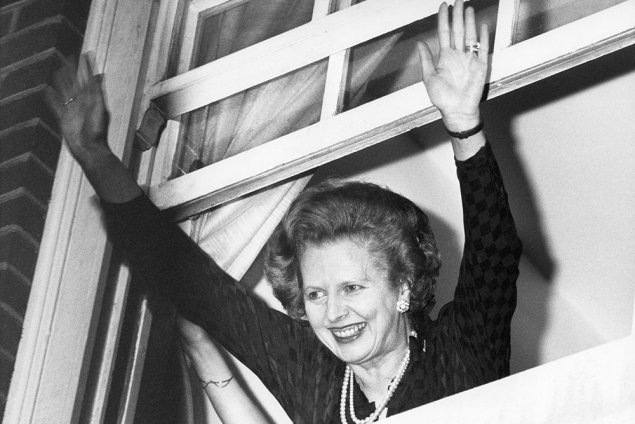 Фотография. Тэтчер машет сторонникам после прибытия в штаб-квартиру Консервативной партии. 1983 г. / ТАСС