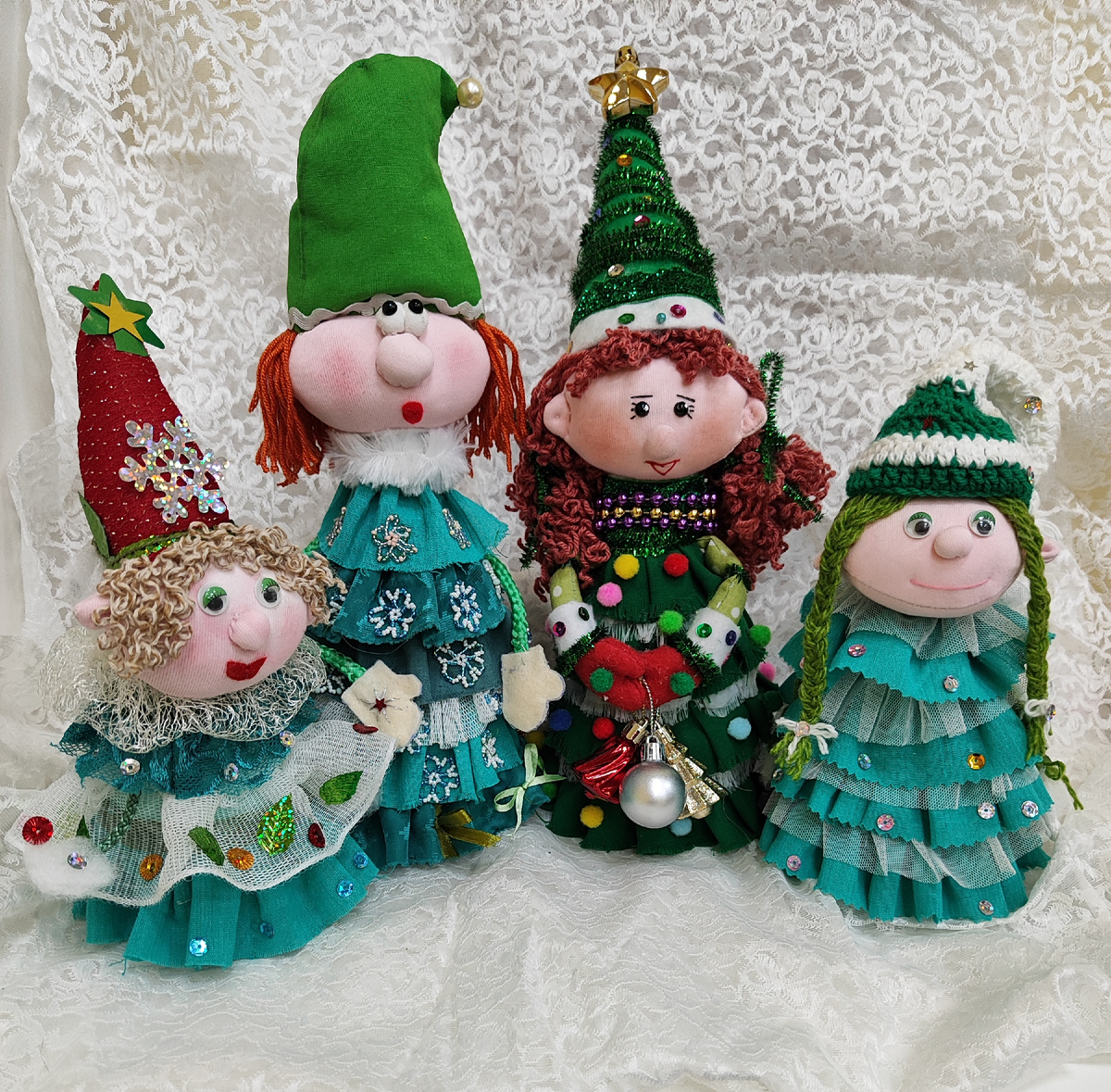 Вот такие куклы-ëлочки получаются у мастериц клуба рукоделия. 