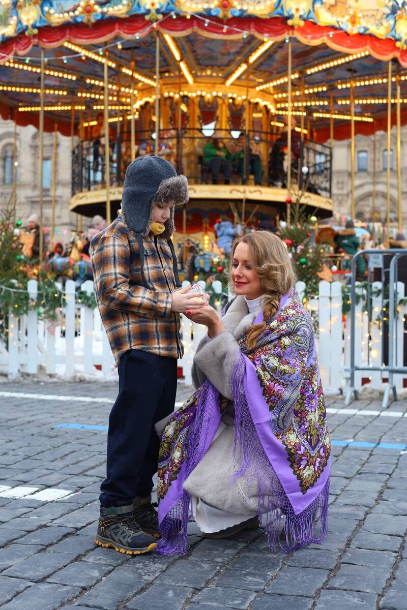 На фото:  ведущая прогноза погоды на канале ТВЦ Алена Дублюк с сыном
