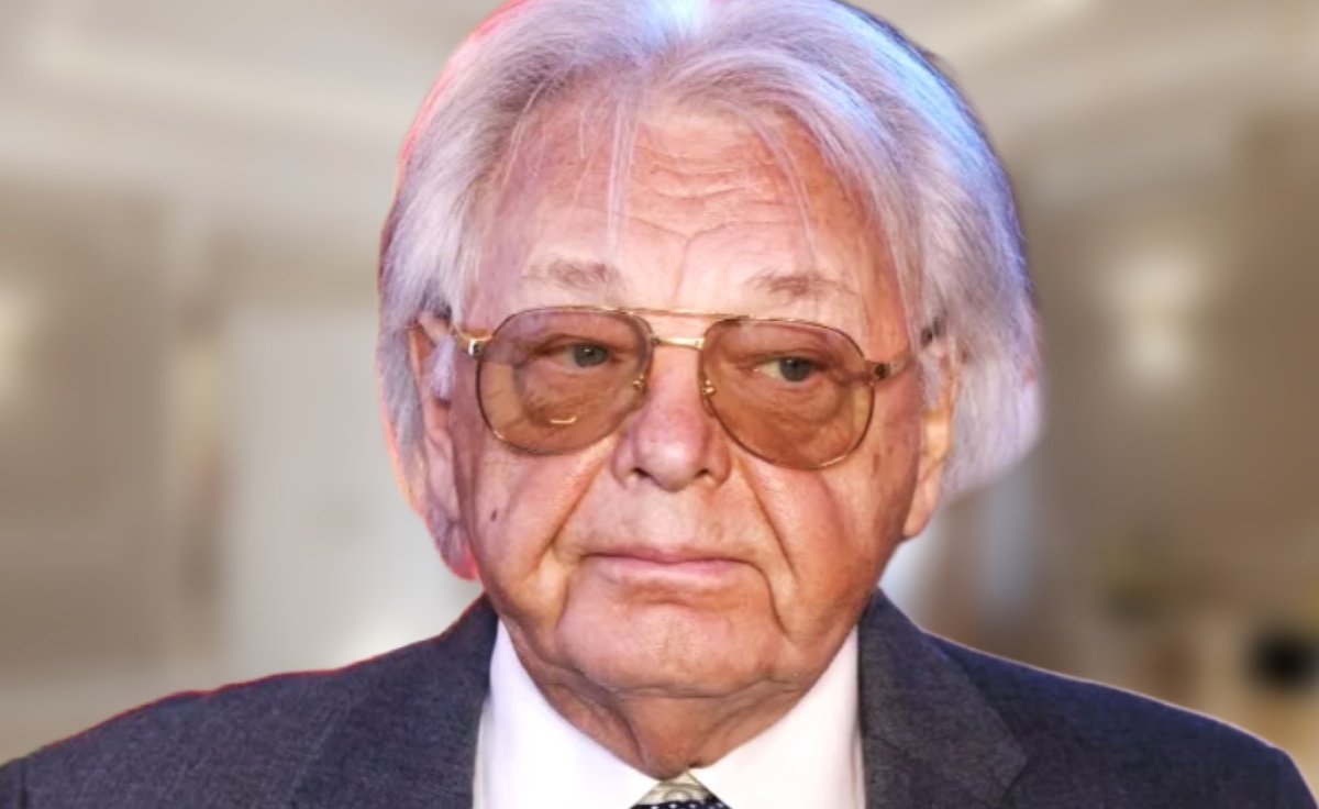 на фото Юрий Антонов