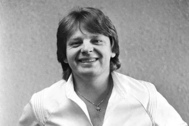 на фото Юрий Антонов в юности