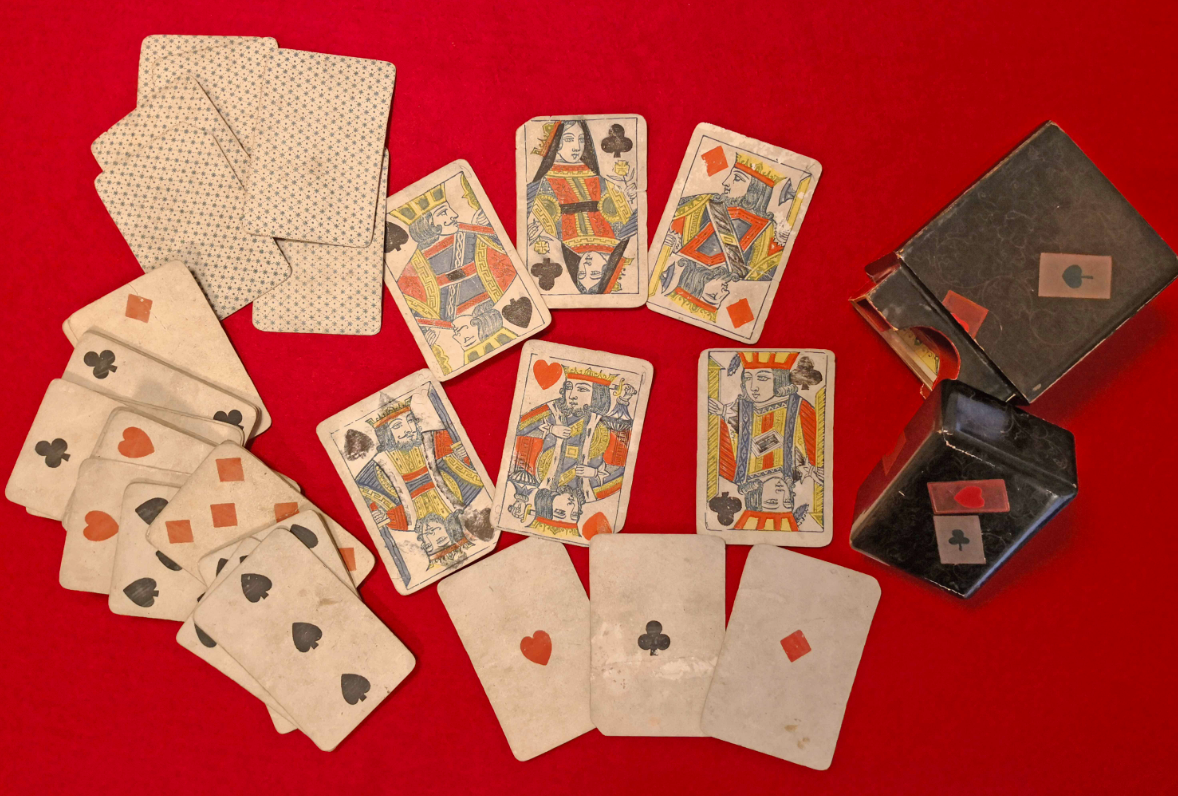 Игральные карты раннего периода Мэйдзи. 1868-1912гг. Именно в эпоху Мэйдзи Япония втсупила в период радикальных преобразований и открылась для внешних сношений. Игра семейства э-тори Наполеон появилась именно под влиянием карточных забав американцев и англичан.