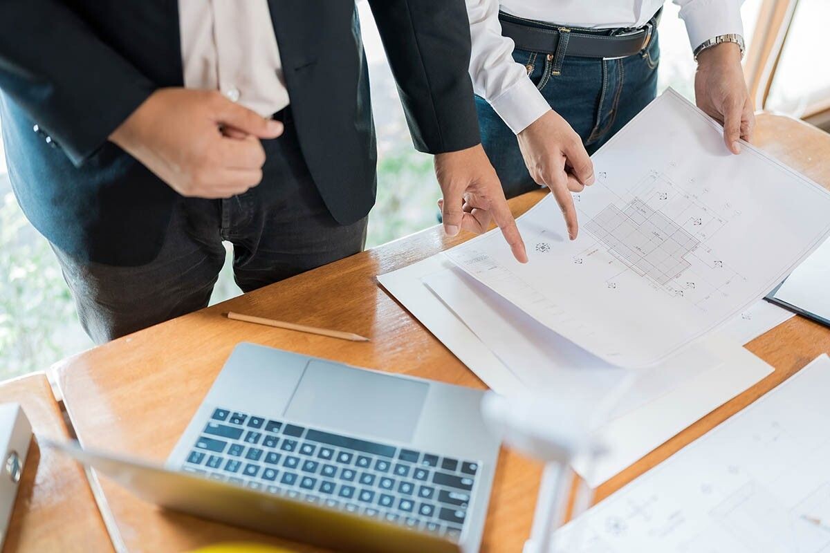 В отличие от рабочих строительных профессий, инженер отвечает за технические решения и безопасность. Источник: Nutchapong Wuttisak / Shutterstock / FOTODOM📷
