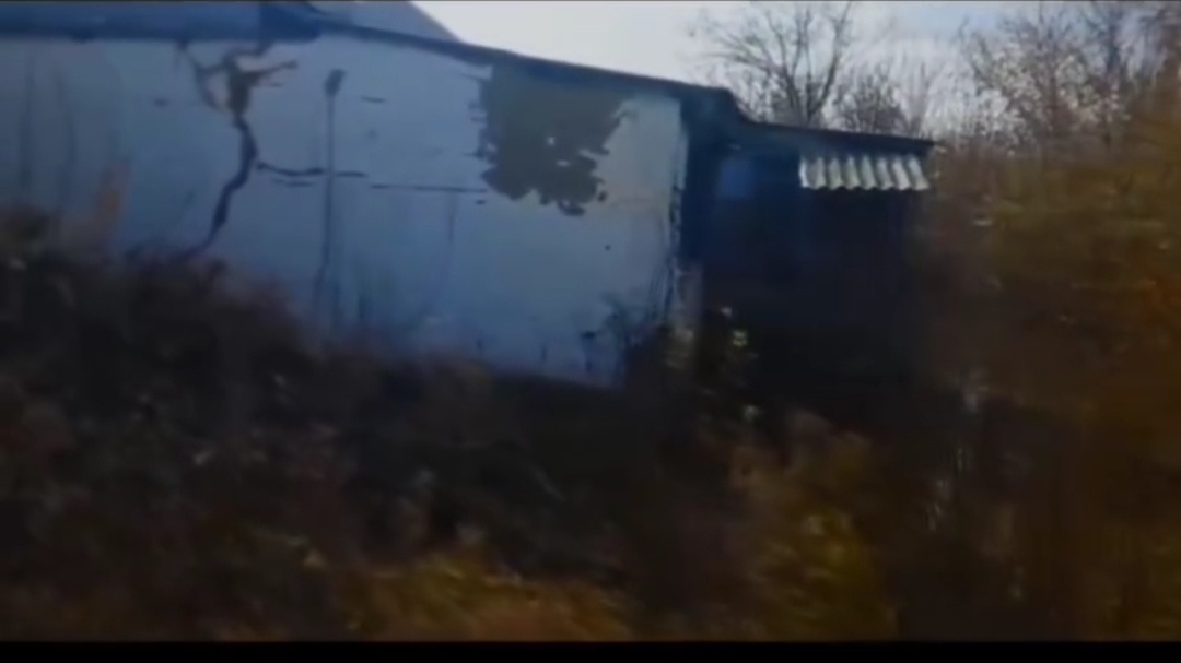 Тот самый дом, в котором это случилось . То место, где сейчас виднеется трещина , с внутренней стороны как раз и была местом портала .