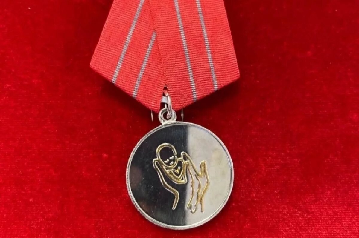    В этом году 80 тулякам вручили медали за воспитание особых детей