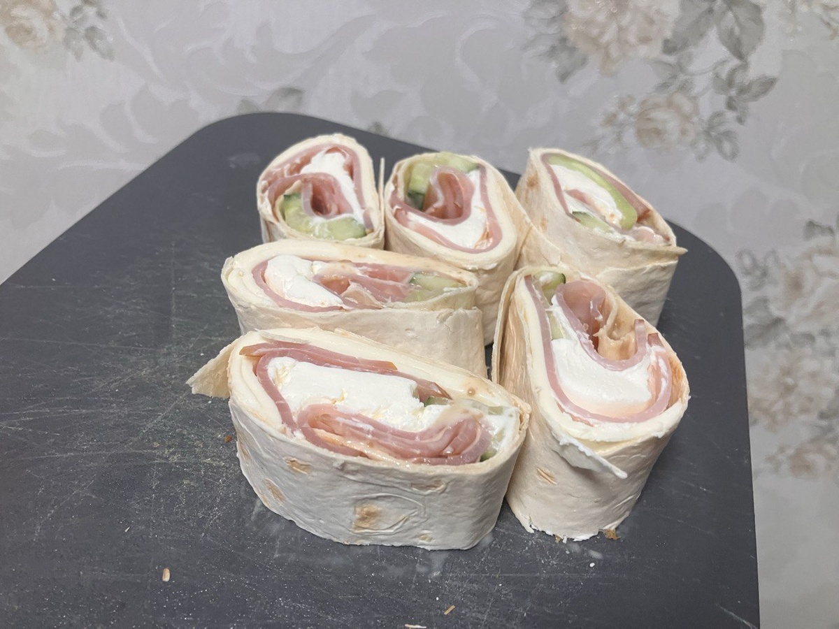 Ролл с сыром и мясной нарезкой