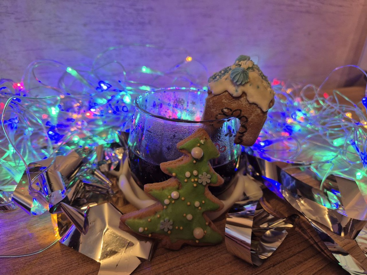 Фото не автора, но зато на нем печеньки, испеченные и украшенные автором собственноручно)