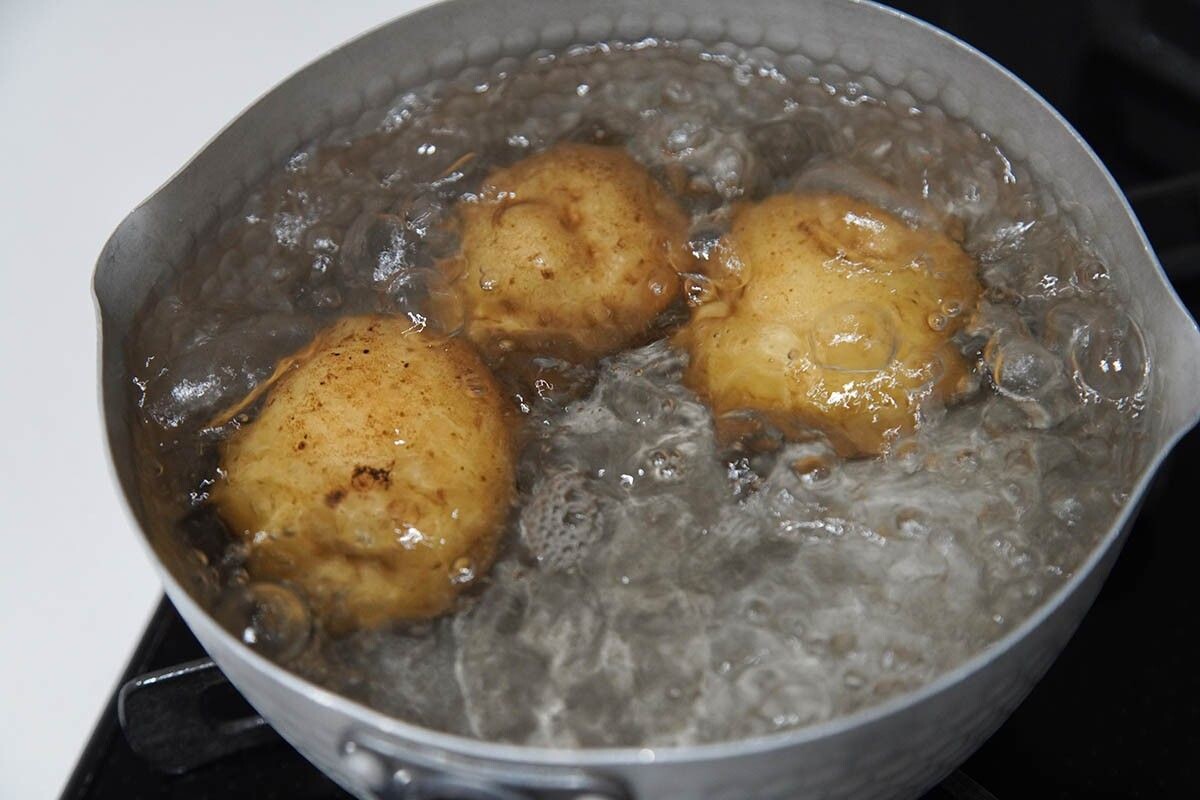 Отварите картофель в мундире. Источник: yamasan0708 / Shutterstock / FOTODOM📷
