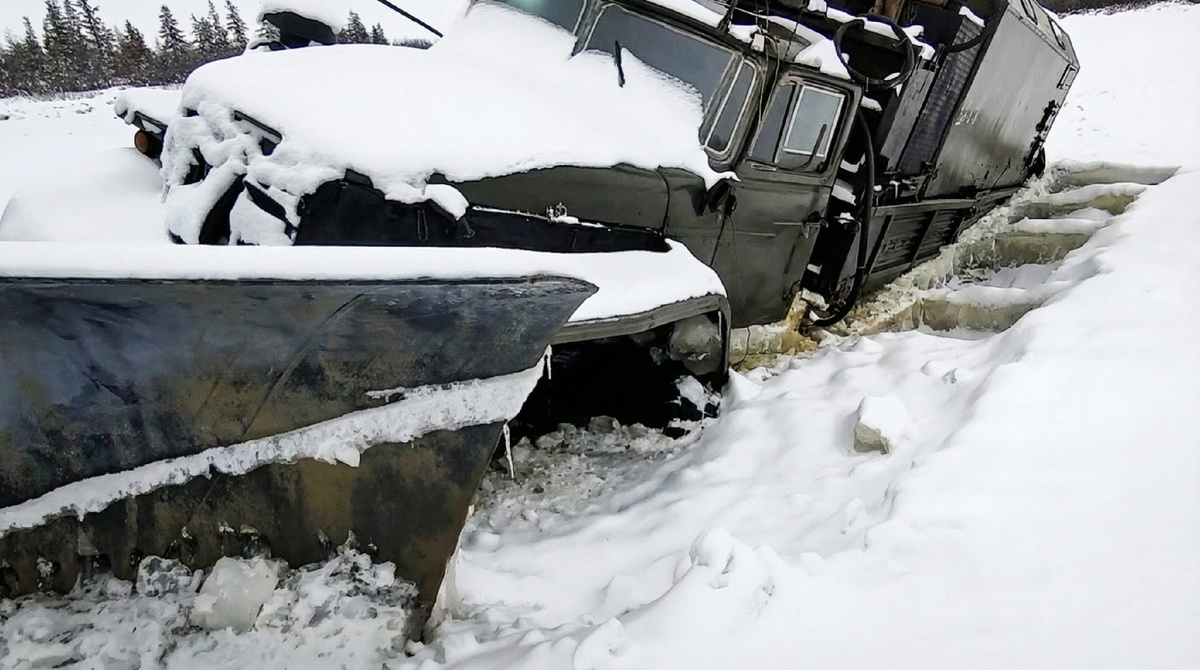 Лед сковал раму и колеса