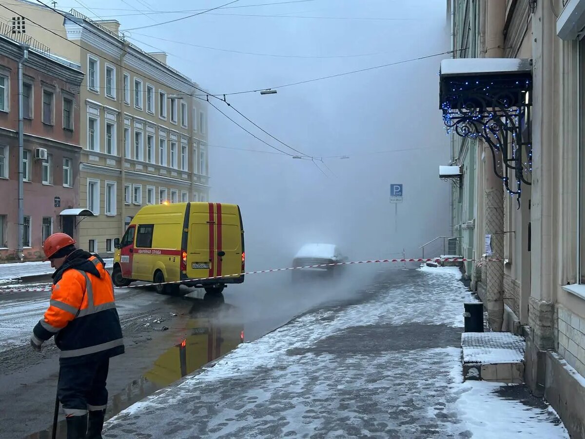    Прорыв трубы на 5-й Советской улице, 30 декабря. Фото: Мойка78