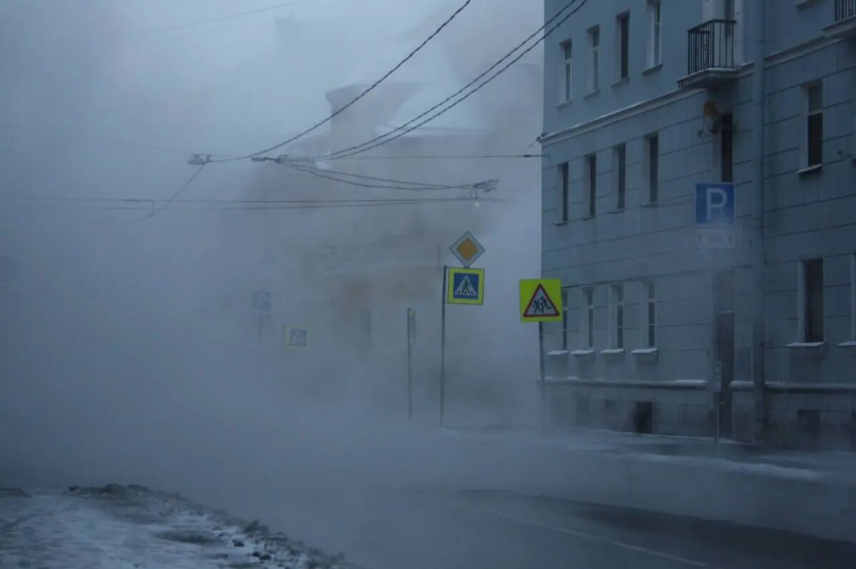    Прорыв трубы на 5-й Советской улице, 30 декабря. Фото: Мойка78