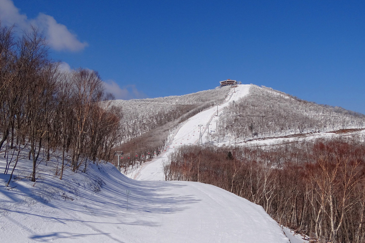 Зимой на его отрогах работает образцово-показательный горнолыжный курорт «Масикрён» с пятизвёздочным отелем и десятком весьма приличных и почти пустых трасс длиной до пяти километров. Фото: Bjørn Christian Tørrissen / Wikimedia