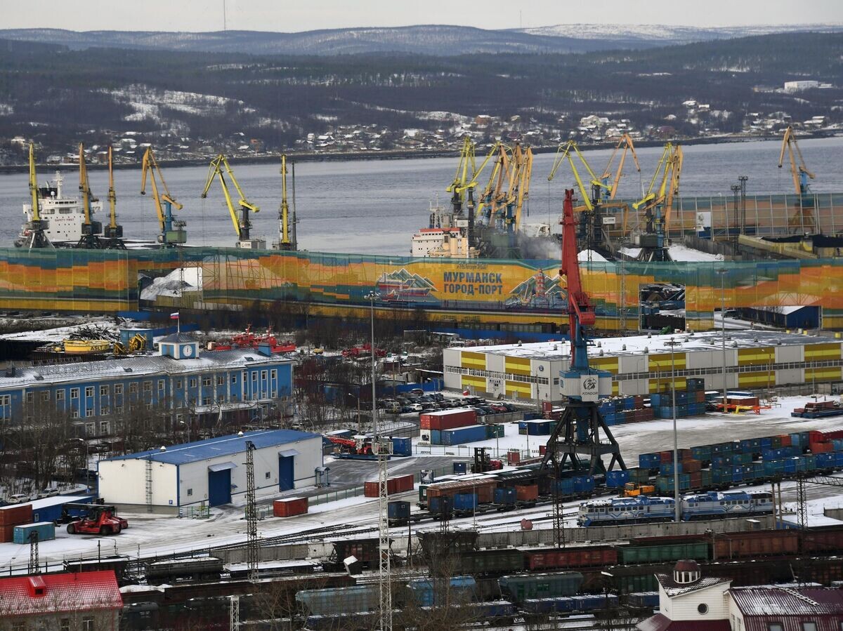    Мурманский морской торговый порт на восточном берегу Кольского залива Баренцева моря© РИА Новости . Кирилл Каллиников