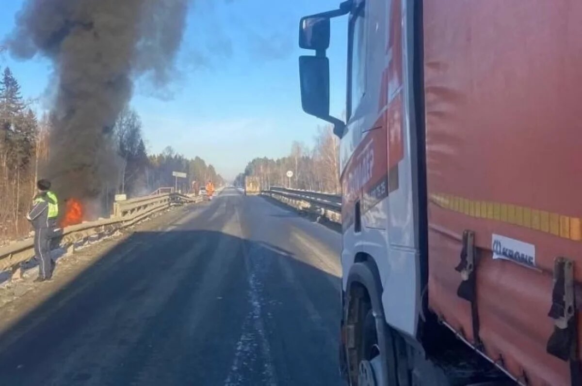    Грузовик съехал с моста в реку и загорелся в Бурятии