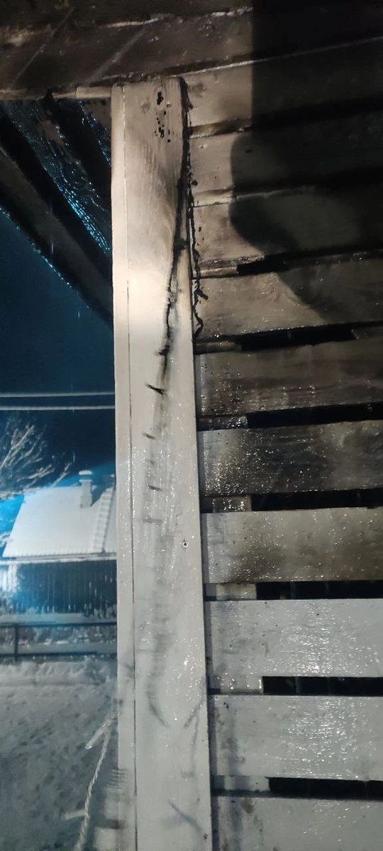    Гирлянда загорелась на хозпостройке в деревне КарелииГосударственный комитет Карелии по ОЖ и БН