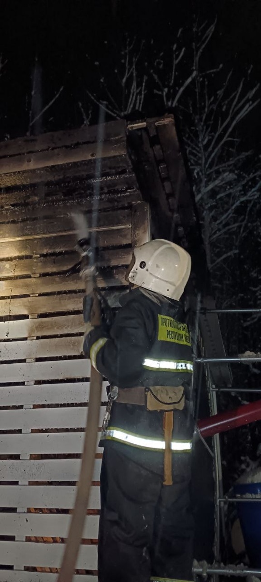    Гирлянда загорелась на хозпостройке в деревне КарелииГосударственный комитет Карелии по ОЖ и БН