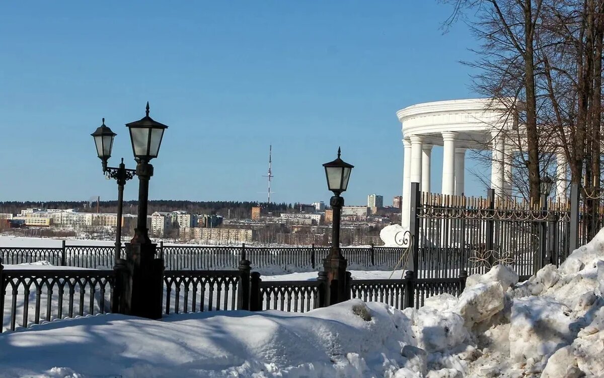    Экстренные телефоны и график работы учреждений Ижевска в новогодние праздники 2026 года