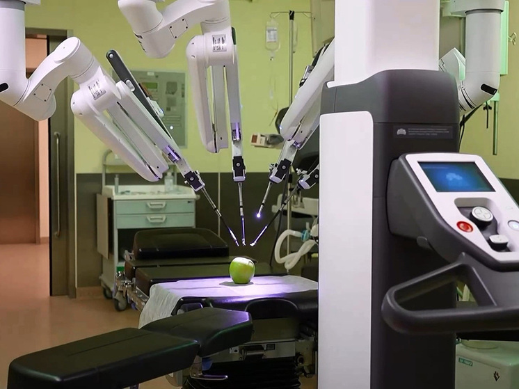     В Онкоцентре им. Н. П. Напалкова ввели в эксплуатацию робот-ассистированную хирургическую систему da Vinci. Фото: кадр из видео t.me/a_beglov