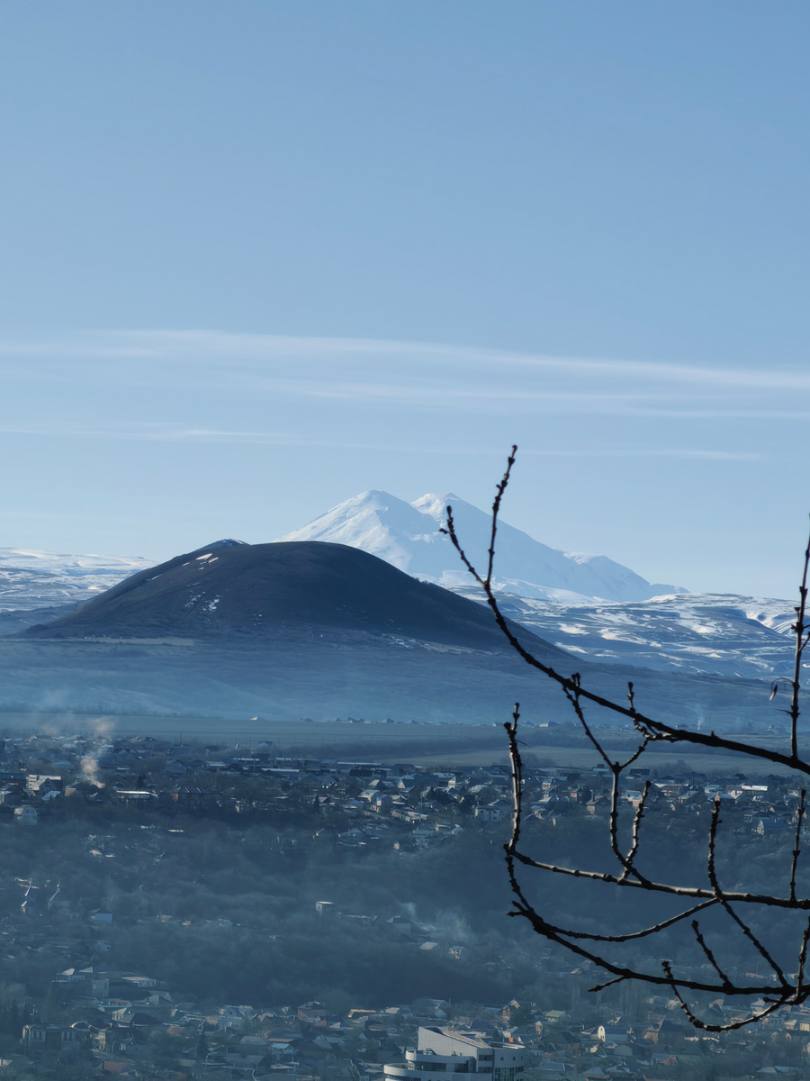 Вид на Эльбрус со смотровой площадки в Пятигорске. Фото автора блога
