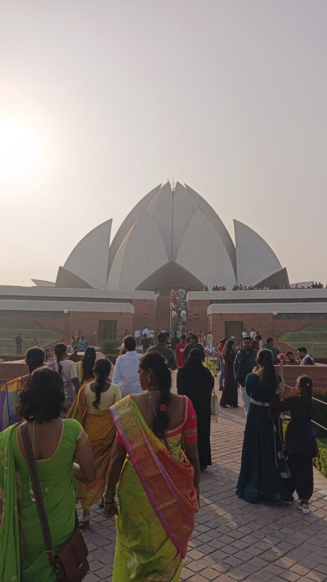 очень много людей и всех собирают в толпу