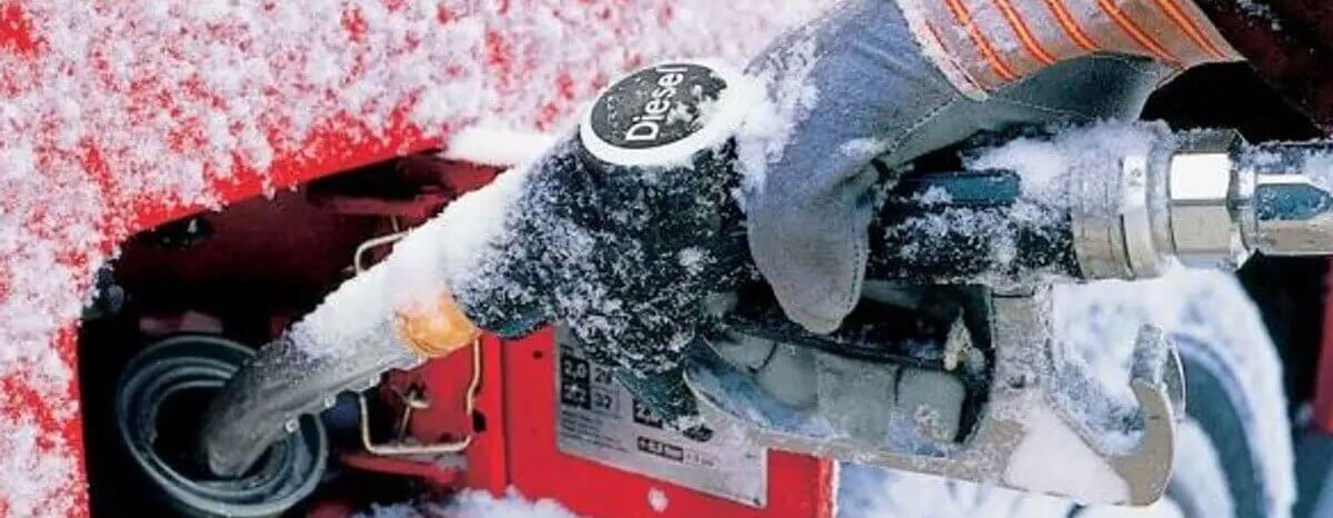 БИРЖЕВОЙ ГОД ТОПЛИВА: БЕНЗИН УШЁЛ В ПЛЮС, ДИЗЕЛЬ – В МИНУС