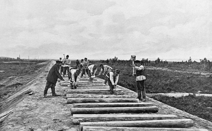 Зарубка шпал. Фото: пресс-служба Западно-Сибирской железной дороги