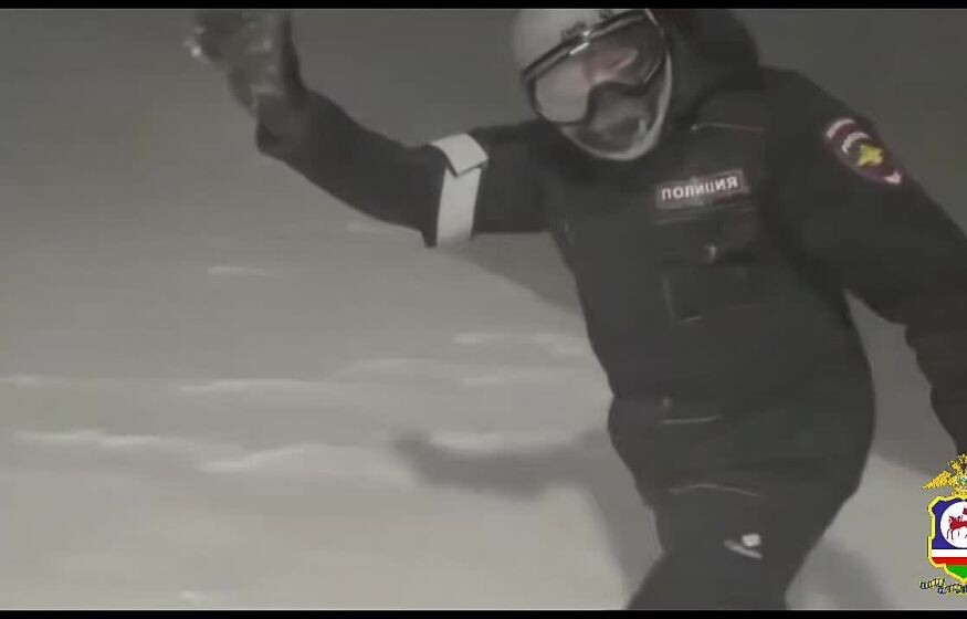    Полицейские Якутии спасли мужчину в пурге при -35°: новогоднее чудо в Быковском районе