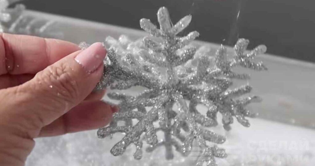 Как сделать новогодние снежинки на елку из термоклея