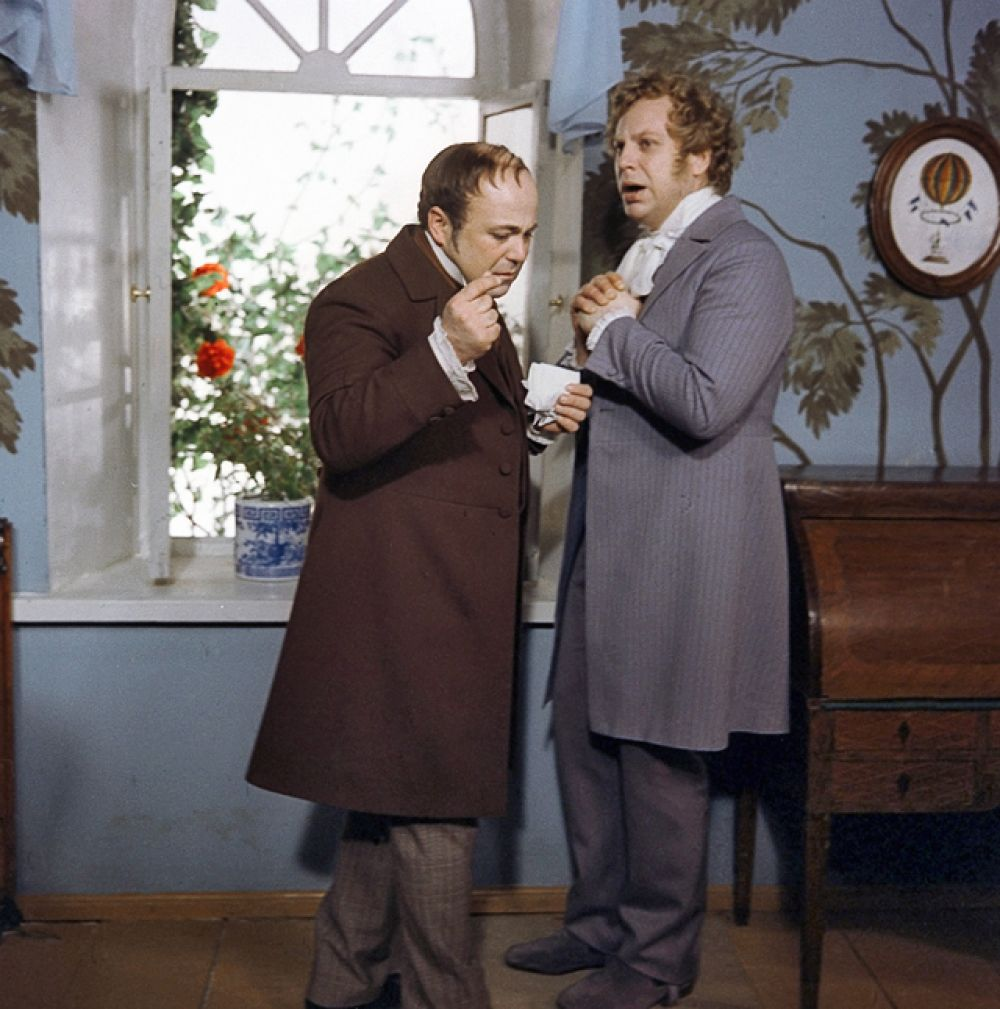 Кадр из фильма «Мертвые души» (1984) режиссера Михаила Швейцера. В роли Чичикова — Александр Калягин, в роли Манилова — Юрий Богатырев