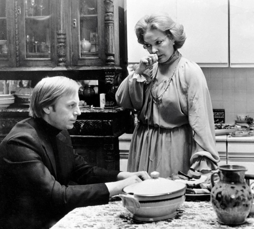 Юрий Богатырев в роли Бориса и Ирина Скобцева в роли матери Бориса на съемках художественного фильма «Мой папа – идеалист» режиссёра Владимира Бортко (1980)